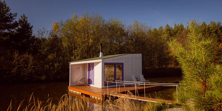 Netradičné ubytovanie v južných Čechách: domčeky na vodnej hladine, oddych aj rybolov