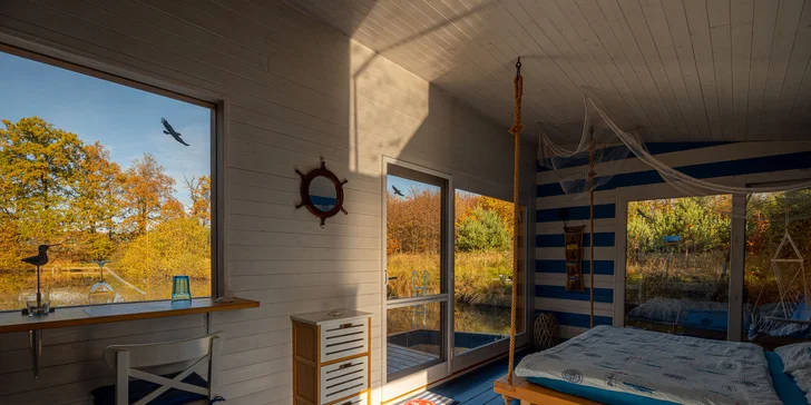 Netradičné ubytovanie v južných Čechách: domčeky na vodnej hladine, oddych aj rybolov