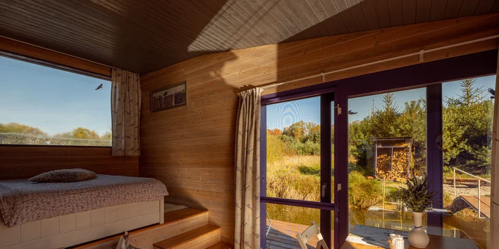 Netradičné ubytovanie v južných Čechách: domčeky na vodnej hladine, oddych aj rybolov