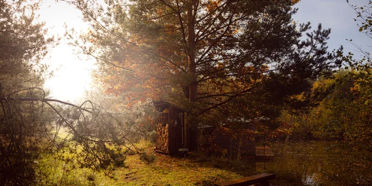 Netradičné ubytovanie v južných Čechách: domčeky na vodnej hladine, oddych aj rybolov