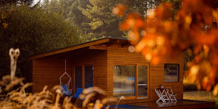 Netradičné ubytovanie v južných Čechách: domčeky na vodnej hladine, oddych aj rybolov