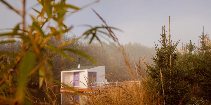Netradičné ubytovanie v južných Čechách: domčeky na vodnej hladine, oddych aj rybolov