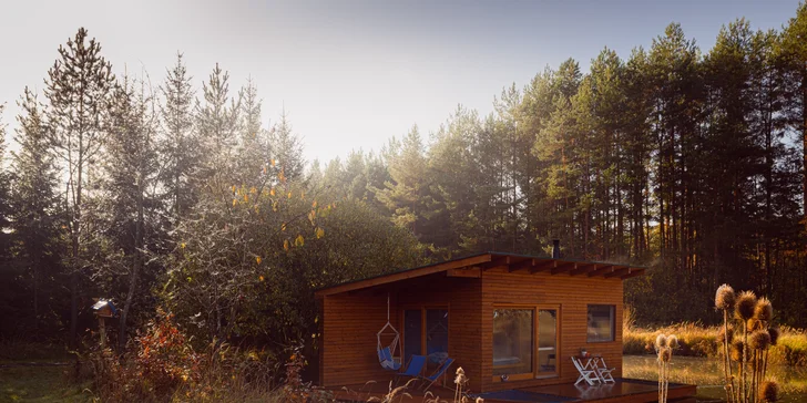 Netradičné ubytovanie v južných Čechách: domčeky na vodnej hladine, oddych aj rybolov