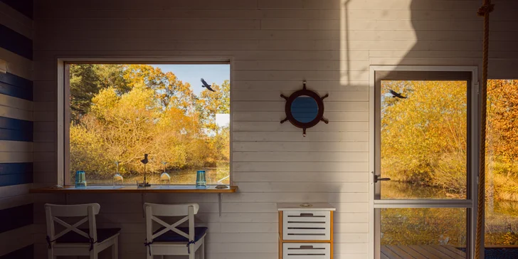 Netradičné ubytovanie v južných Čechách: domčeky na vodnej hladine, oddych aj rybolov