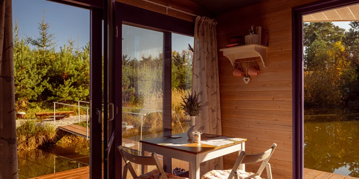 Netradičné ubytovanie v južných Čechách: domčeky na vodnej hladine, oddych aj rybolov