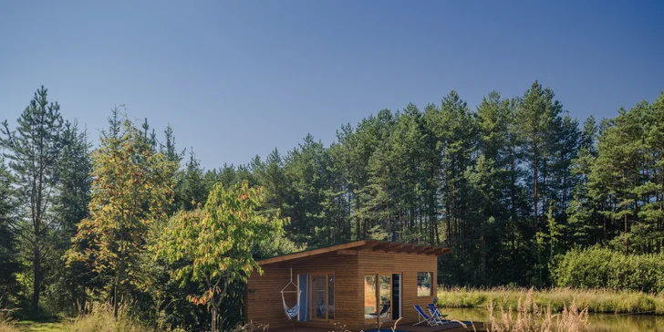 Netradičné ubytovanie v južných Čechách: domčeky na vodnej hladine, oddych aj rybolov