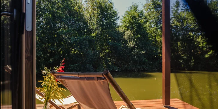 Netradičné ubytovanie v južných Čechách: domčeky na vodnej hladine, oddych aj rybolov