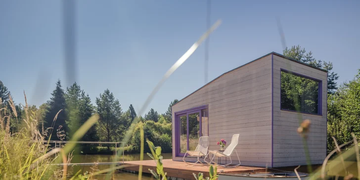 Netradičné ubytovanie v južných Čechách: domčeky na vodnej hladine, oddych aj rybolov