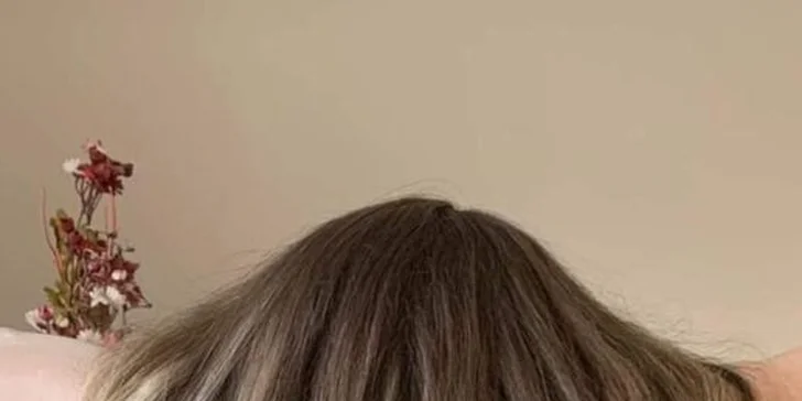 Ošetrujúci strih vyhrievanými nožnicami The Carecut s regeneračnou kúrou v salóne Moni