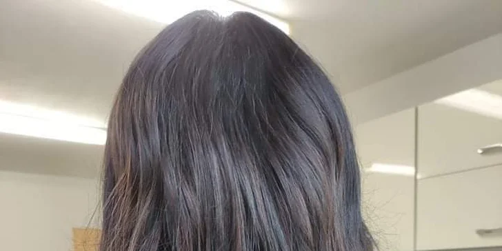 Ošetrujúci strih vyhrievanými nožnicami The Carecut s regeneračnou kúrou v salóne Moni