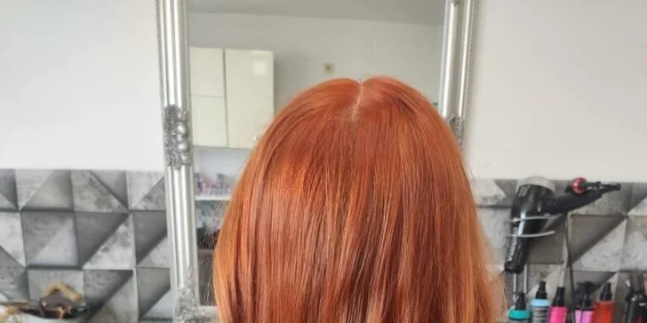 Ošetrujúci strih vyhrievanými nožnicami The Carecut s regeneračnou kúrou v salóne Moni