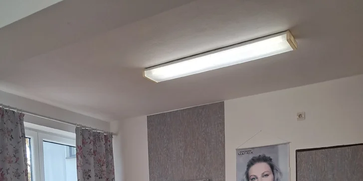 Ošetrujúci strih vyhrievanými nožnicami The Carecut s regeneračnou kúrou v salóne Moni