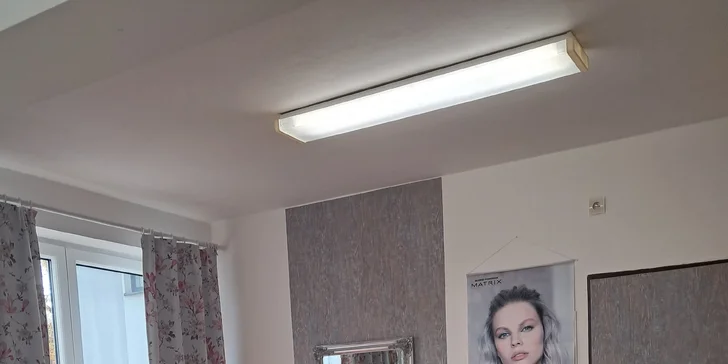 Ošetrujúci strih vyhrievanými nožnicami The Carecut s regeneračnou kúrou v salóne Moni