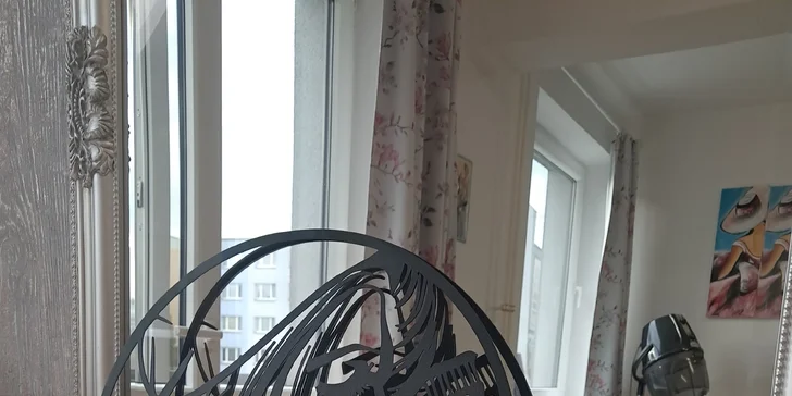 Ošetrujúci strih vyhrievanými nožnicami The Carecut s regeneračnou kúrou v salóne Moni