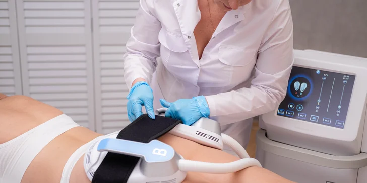 Tvarovanie postavy pomocou kryolipolýzy a EMS