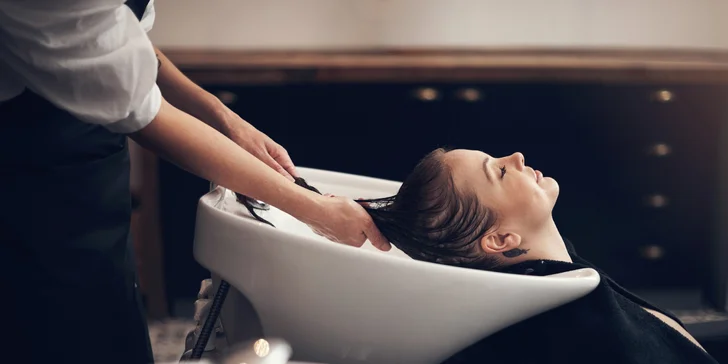 Ošetrujúci strih vyhrievanými nožnicami The Carecut s regeneračnou kúrou v salóne Moni