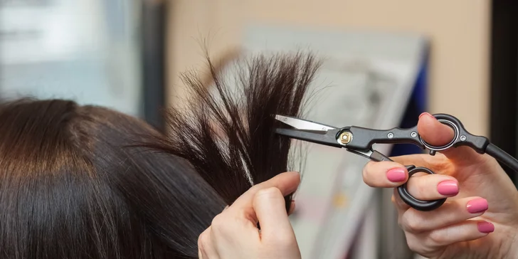 Ošetrujúci strih vyhrievanými nožnicami The Carecut s regeneračnou kúrou v salóne Moni