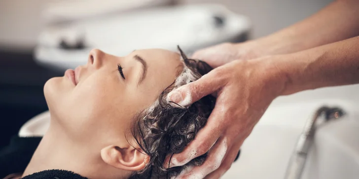 Ošetrujúci strih vyhrievanými nožnicami The Carecut s regeneračnou kúrou v salóne Moni