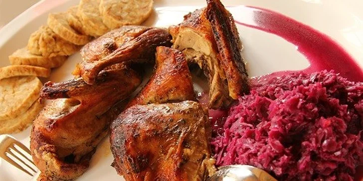 Pečená kačka s lokšami a červenou kapustou