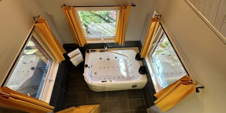 Oddych vo wellness domčeku s privátnou vírivkou a fínskou saunou pod Jizerami