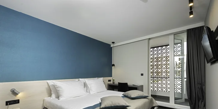 Moderný hotel v Zadare priamo pri mori s raňajkami, polpenziou alebo plnou penziou a bazénom