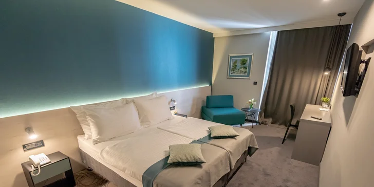 Moderný hotel v Zadare priamo pri mori s raňajkami, polpenziou alebo plnou penziou a bazénom