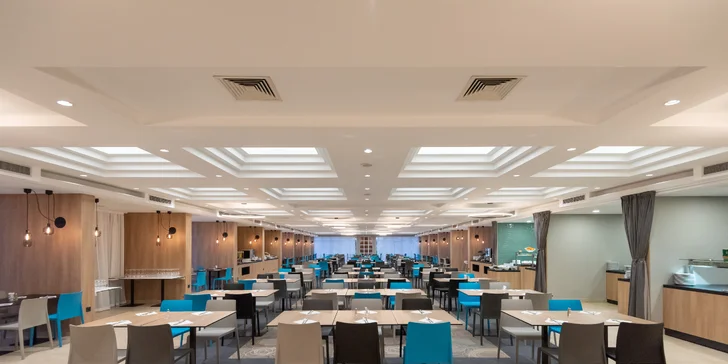 Moderný hotel v Zadare priamo pri mori s raňajkami, polpenziou alebo plnou penziou a bazénom