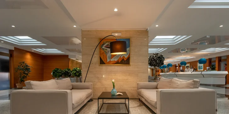 Moderný hotel v Zadare priamo pri mori s raňajkami, polpenziou alebo plnou penziou a bazénom