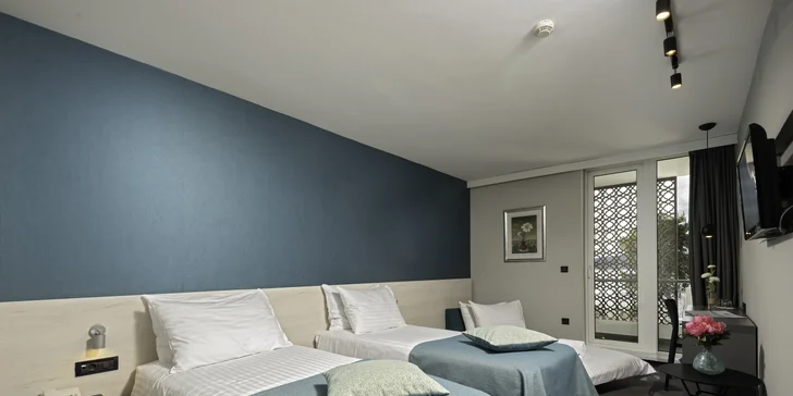 Moderný hotel v Zadare priamo pri mori s raňajkami, polpenziou alebo plnou penziou a bazénom