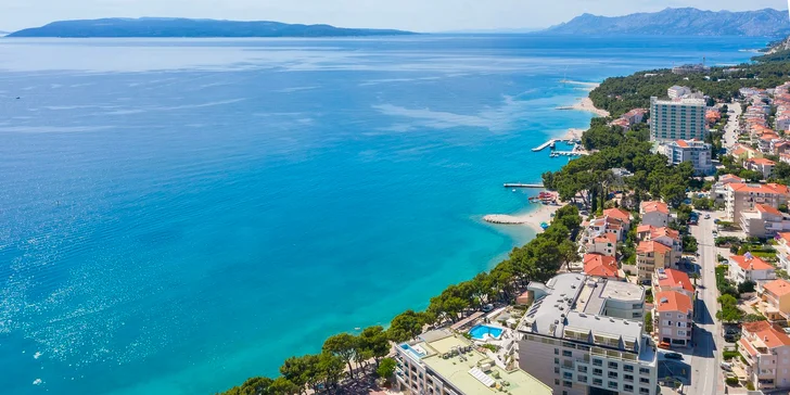 Letovisko Makarská: 4* hotel pri pláži s raňajkami alebo polpenziou, wellness aj bazénom