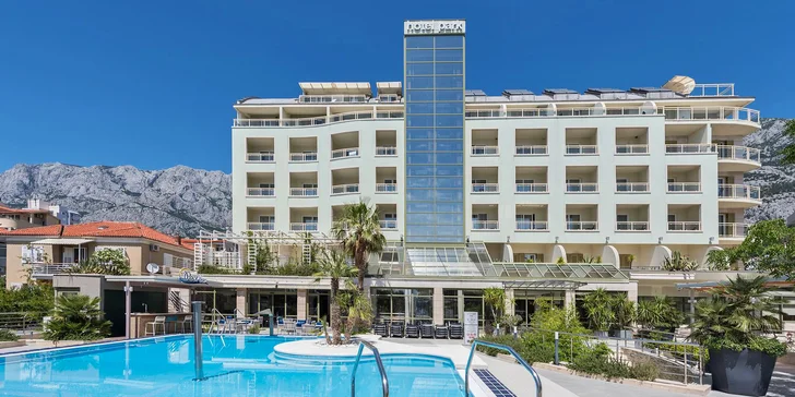 Letovisko Makarská: 4* hotel pri pláži s raňajkami alebo polpenziou, wellness aj bazénom