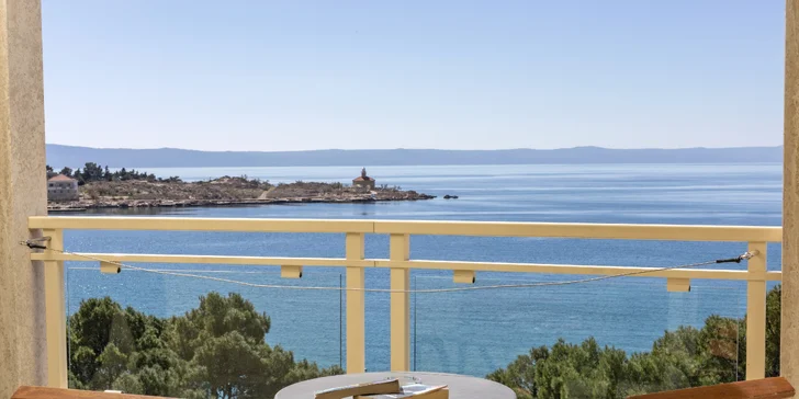 Letovisko Makarská: 4* hotel pri pláži s raňajkami alebo polpenziou, wellness aj bazénom
