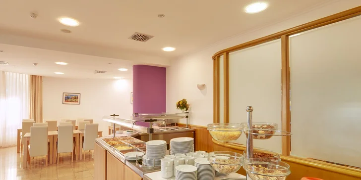 Dubrovník: hotel s bazénom a polpenziou, lokalita hneď pri pláži