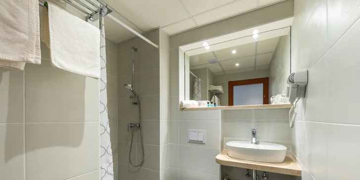 Dubrovník: hotel s bazénom a polpenziou, lokalita hneď pri pláži