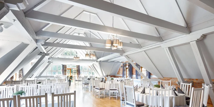 Parádny rezort 13 km od Baltu: raňajky, wellness, zoo aj kone, vlastné jazero, festival a mnoho ďalšieho