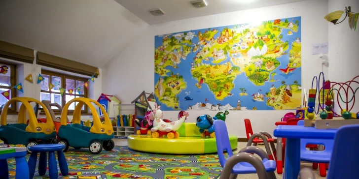 Parádny rezort 13 km od Baltu: raňajky, wellness, zoo aj kone, vlastné jazero, festival a mnoho ďalšieho