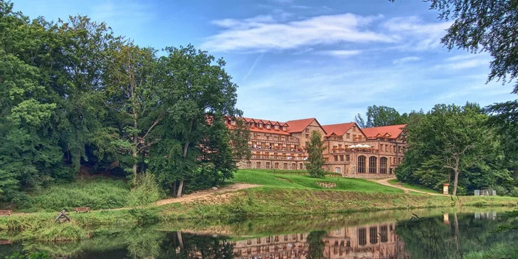 Parádny rezort 13 km od Baltu: raňajky, wellness, zoo aj kone, vlastné jazero, festival a mnoho ďalšieho