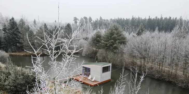 Netradičné ubytovanie v južných Čechách: domčeky na vodnej hladine, oddych aj rybolov