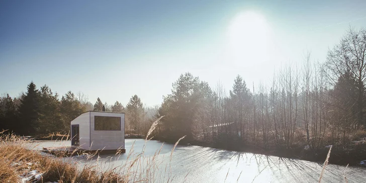 Netradičné ubytovanie v južných Čechách: domčeky na vodnej hladine, oddych aj rybolov