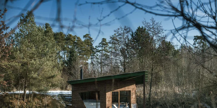 Netradičné ubytovanie v južných Čechách: domčeky na vodnej hladine, oddych aj rybolov