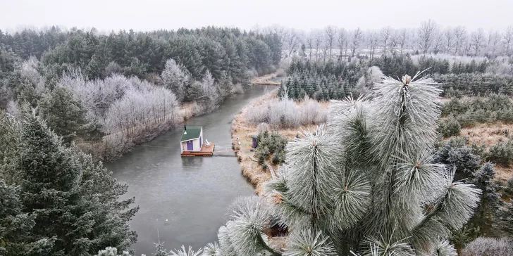 Netradičné ubytovanie v južných Čechách: domčeky na vodnej hladine, oddych aj rybolov