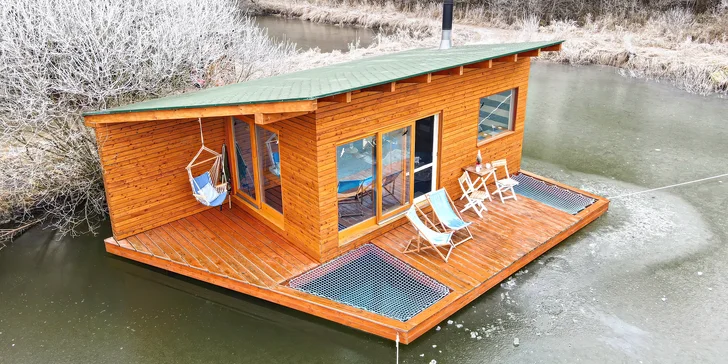 Netradičné ubytovanie v južných Čechách: domčeky na vodnej hladine, oddych aj rybolov