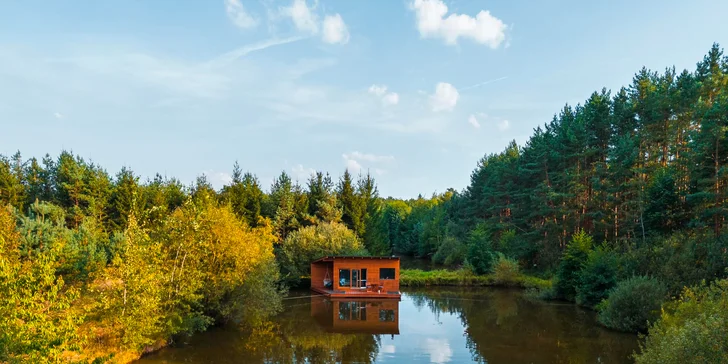Netradičné ubytovanie v južných Čechách: domčeky na vodnej hladine, oddych aj rybolov