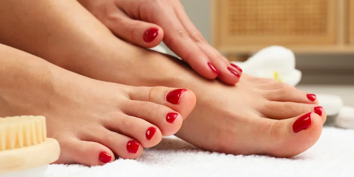 Mokrá alebo SPA pedikúra s vodným kúpeľom či gél lakom