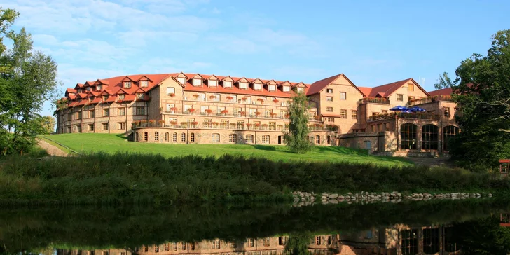 Parádny rezort 13 km od Baltu: raňajky, wellness, zoo aj kone, vlastné jazero, festival a mnoho ďalšieho