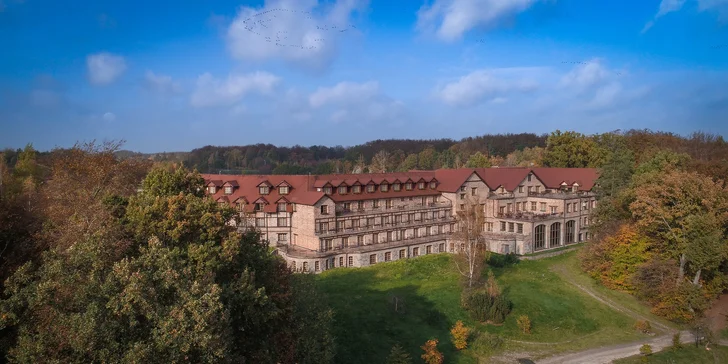 Parádny rezort 13 km od Baltu: raňajky, wellness, zoo aj kone, vlastné jazero, festival a mnoho ďalšieho