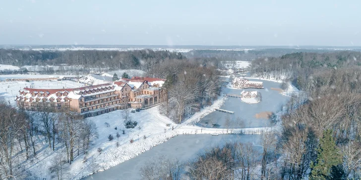 Parádny rezort 13 km od Baltu: raňajky, wellness, zoo aj kone, vlastné jazero, festival a mnoho ďalšieho