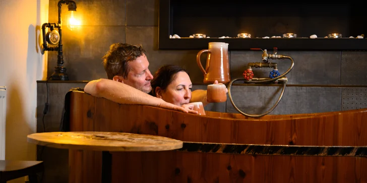 Zažite netradičný privátny pivný kúpeľ pre dvoch s neobmedzenou konzumáciou piva: samostatne aj s procedúrami