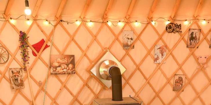 Jurta v Toulavě: areál statku uprostred prírody a vyžitie pre deti