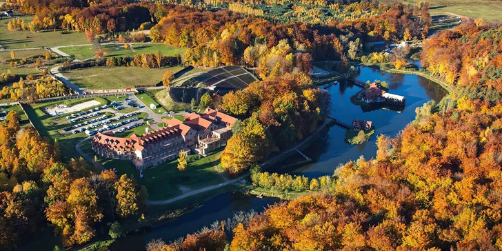 Parádny rezort 13 km od Baltu: raňajky, wellness, zoo aj kone, vlastné jazero, festival a mnoho ďalšieho